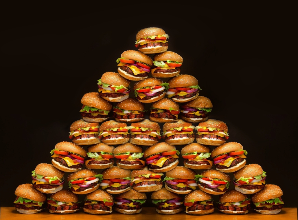 Die Lebensmittelpyramide, hier mit Hot Dogs zusammengestellt