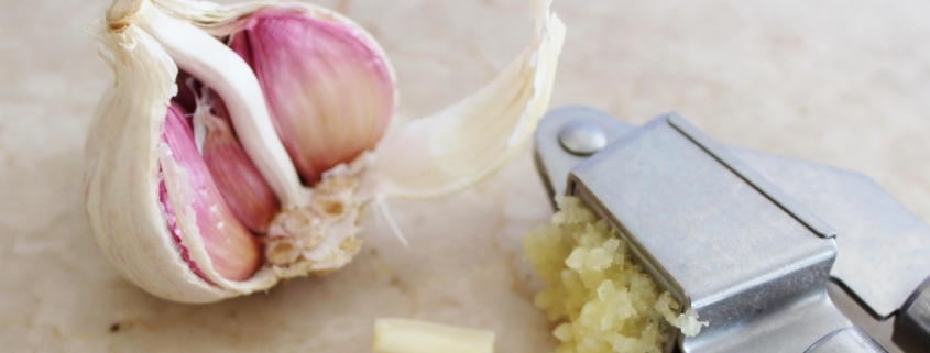 halbe Knoblauchknolle